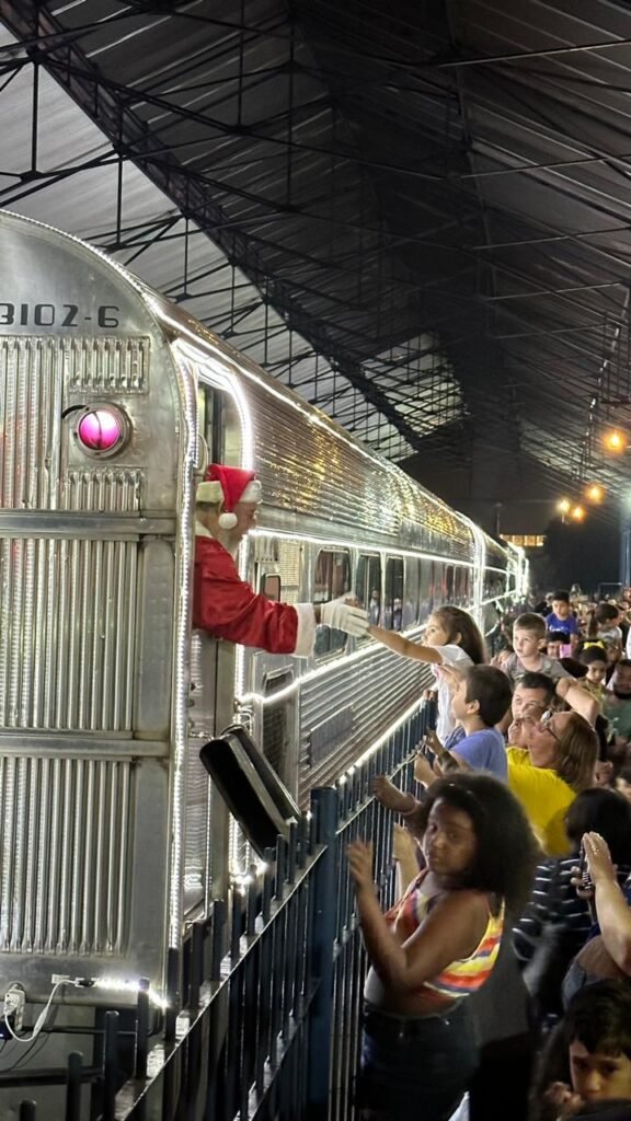 Trem iluminado de Natal da Rumo chega em Americana neste domingo