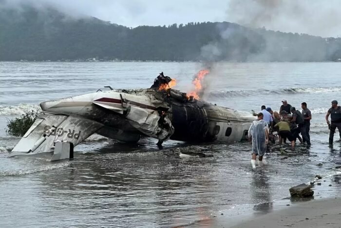 Avião de pequeno porte sofre acidente e explode em Ubatuba