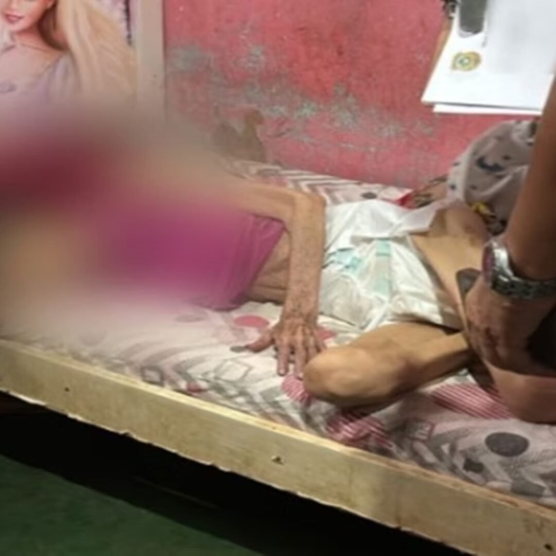 Homem é preso por deixar mãe de 73 anos em estado de inanição, sem comer e sem higiene