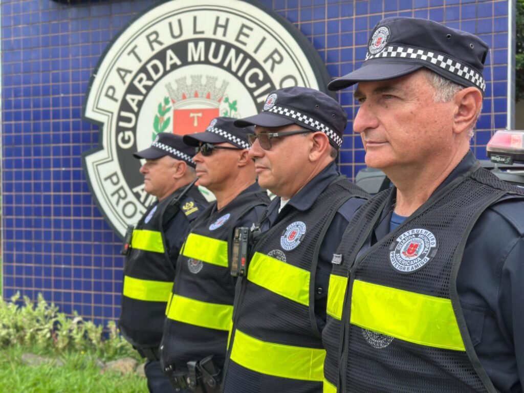 Prefeitura de Americana entrega coletes refletivos para agentes de trânsito