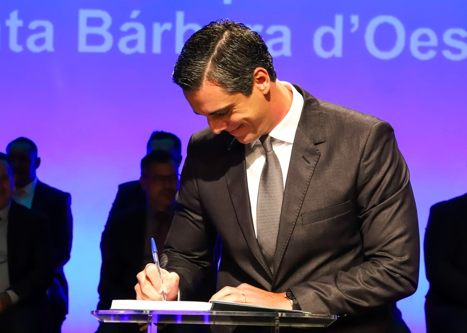 Reeleito, prefeito Rafael Piovezan toma posse em solenidade no Teatro Municipal em Santa Bárbara