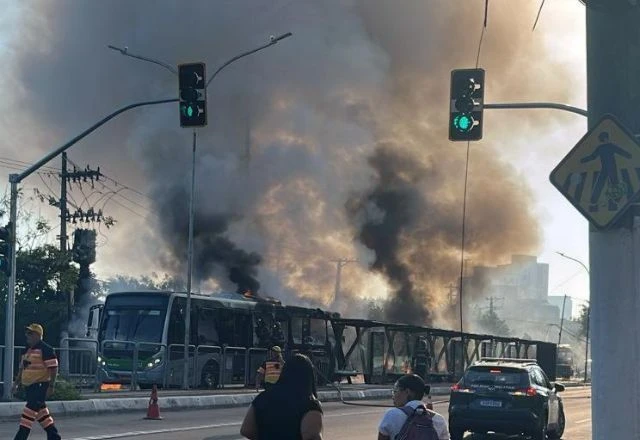 Duas pessoas morrem após queda de avião em ponto de ônibus em São Paulo