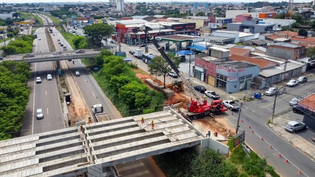 Obra do viaduto sobre rodovia SP-101 em Hortolândia avança com colocação de pré-lajes