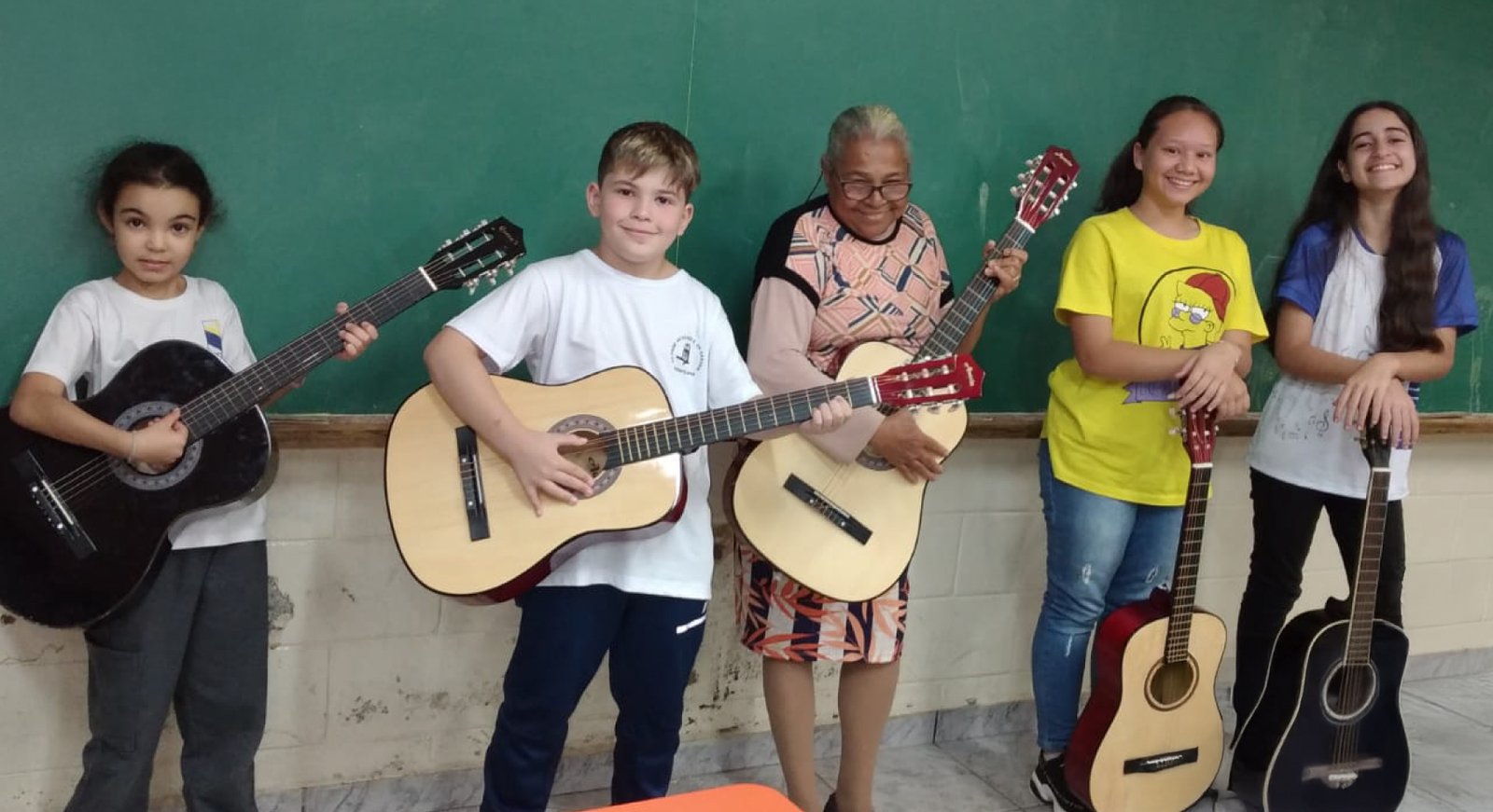 Americana oferece aulas gratuitas de violão, baixo e teclado em três escolas