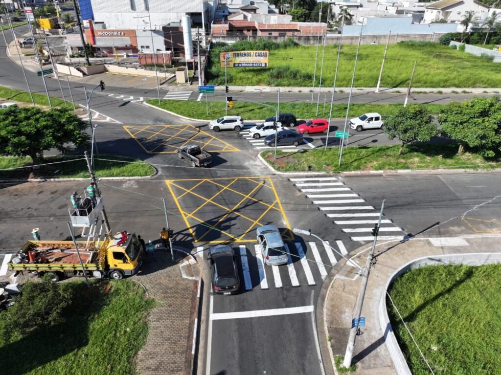 Semáforo entra em operação no cruzamento entre as avenidas Olívio Franceschini e Santana em Hortolândia