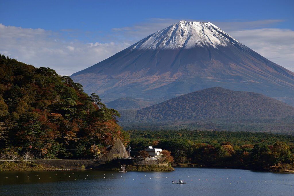 Homem é resgatado no Monte Fuji, volta para pegar o celular e acaba tendo que ser resgatado de novo