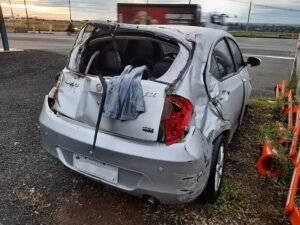 Motorista para na pista para prestar socorro e tem carro furtado pela própria vítima do acidente