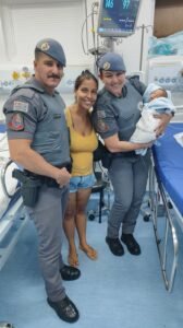 Policiais salvam bebê de 12 dias engasgado em Americana