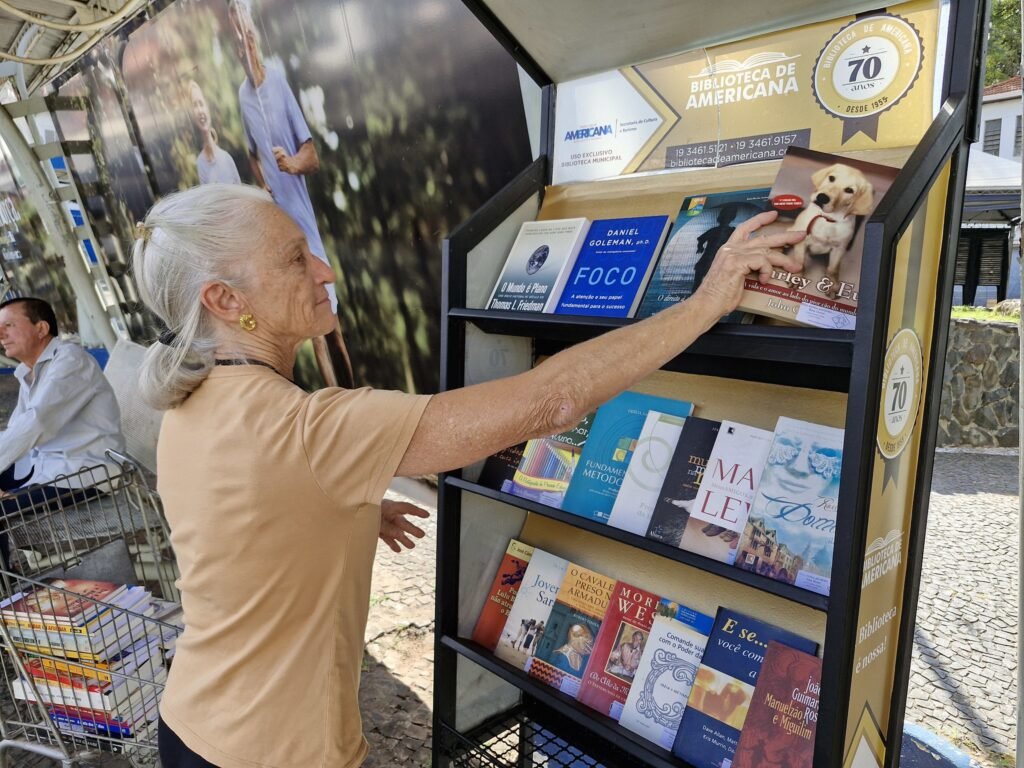 Biblioteca de Americana distribui obras literárias em pontos de ônibus