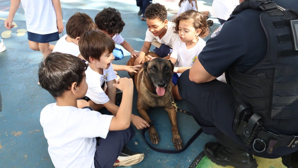 GAMA leva cães da Romu Canil para apresentações em escolas de Americana