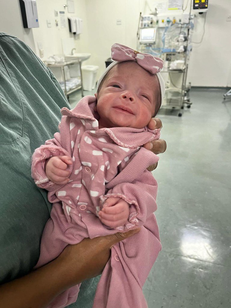 Hospital Municipal celebra alta de bebê prematura após 28 dias na UTI Neonatal