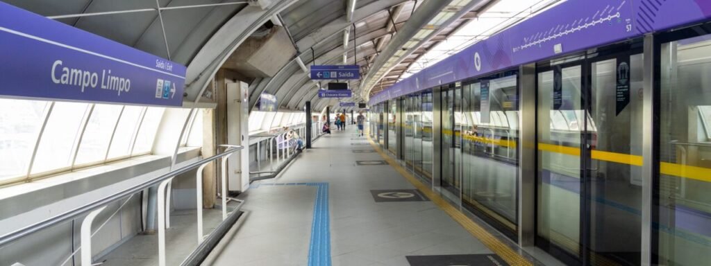 Passageiro morre atropelado após ficar preso entre porta do trem e plataforma