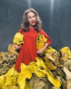 Americana recebe atriz Gabriela Duarte em montagem dirigida por Denise Stoklos e Alessandra Maestrini