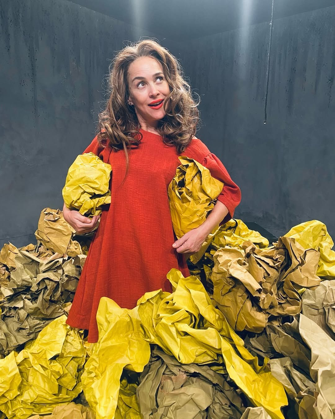 Americana recebe atriz Gabriela Duarte em montagem dirigida por Denise Stoklos e Alessandra Maestrini