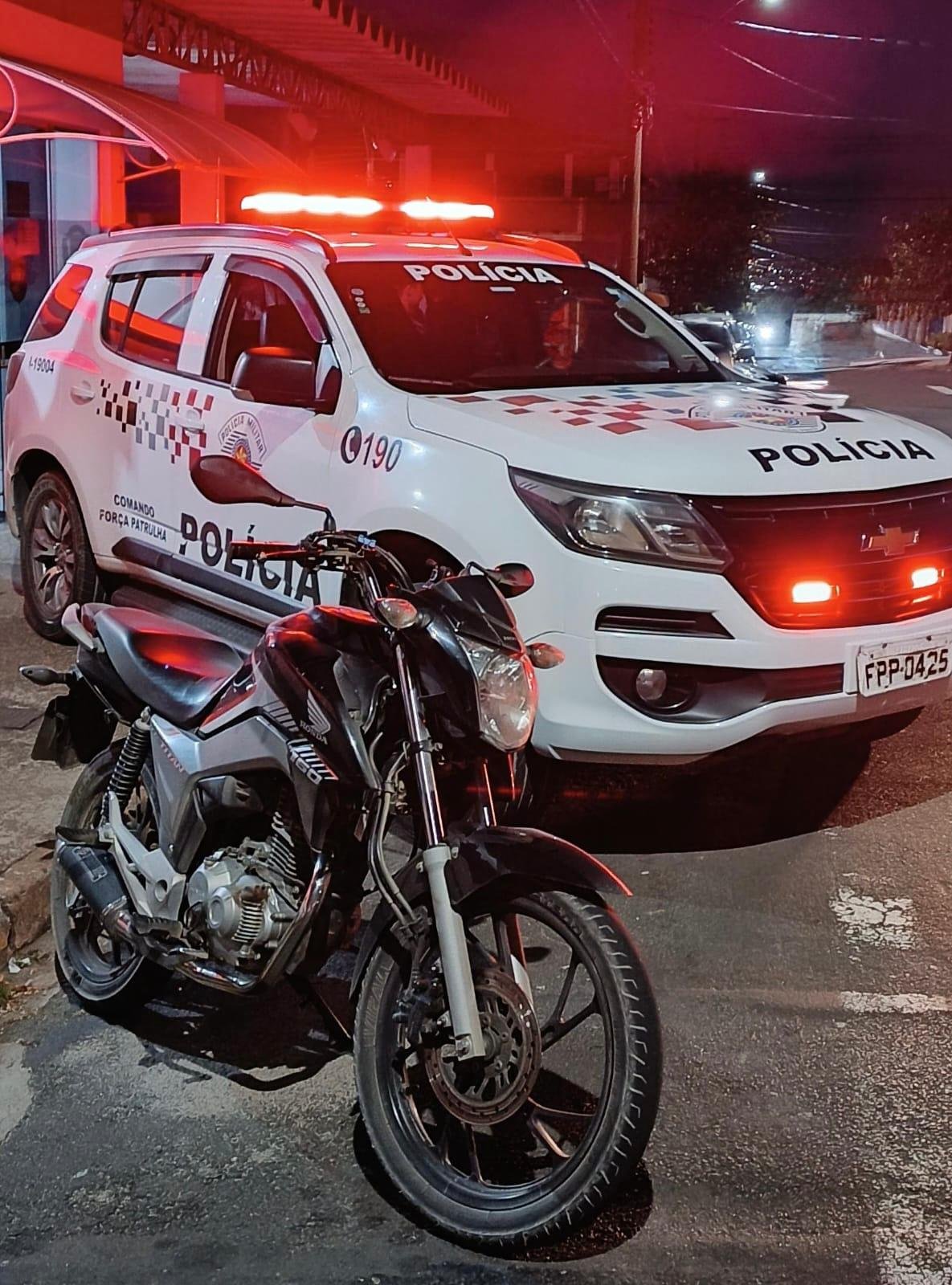 Dois homens são presos em flagrante por furto de motocicleta em Santa Bárbara
