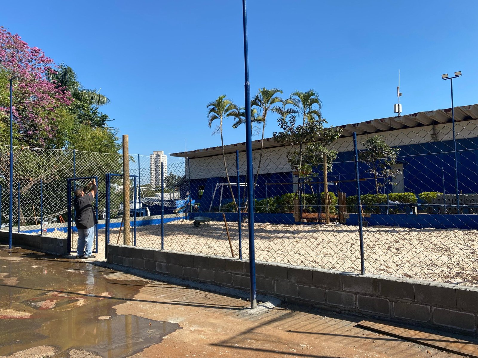 Obras da nova quadra de areia do Centro Cívico avançam em ritmo acelerado