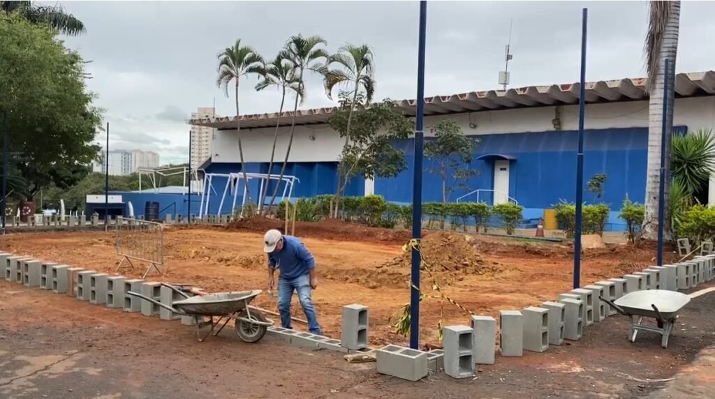 Secretaria de Esportes inicia construção de quadra de areia no Centro Cívico