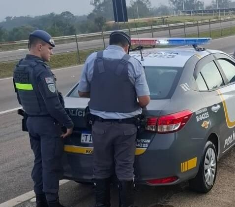 Carro com 225 fugas de pedágio e R$ 3,3 mil em dívidas é apreendido