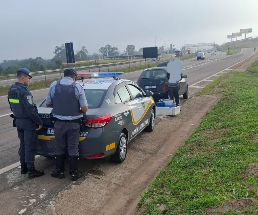 Carro com 225 fugas de pedágio e R$ 3,3 mil em dívidas é apreendido