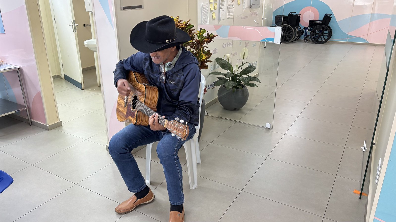 Paciente cantor alegra o ambiente da Unacon com música