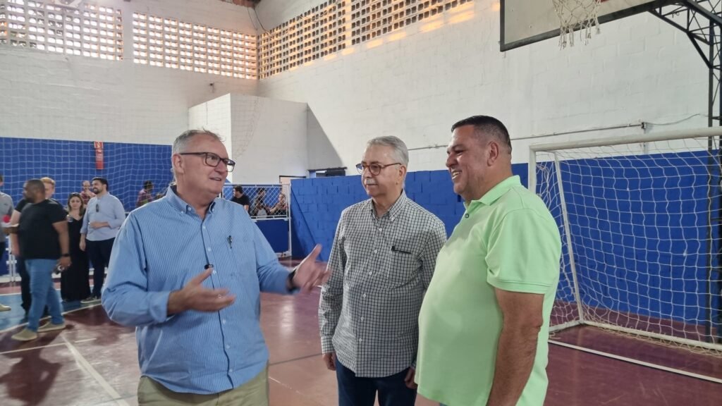 Prefeito Chico entrega revitalização do centro esportivo na Praça da Fraternidade