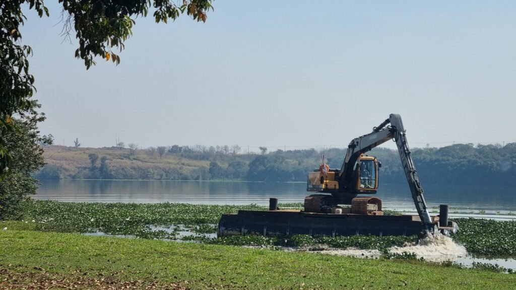 Remoção de plantas aquáticas reduz 97% da área com macrófitas na Represa do Salto Grande