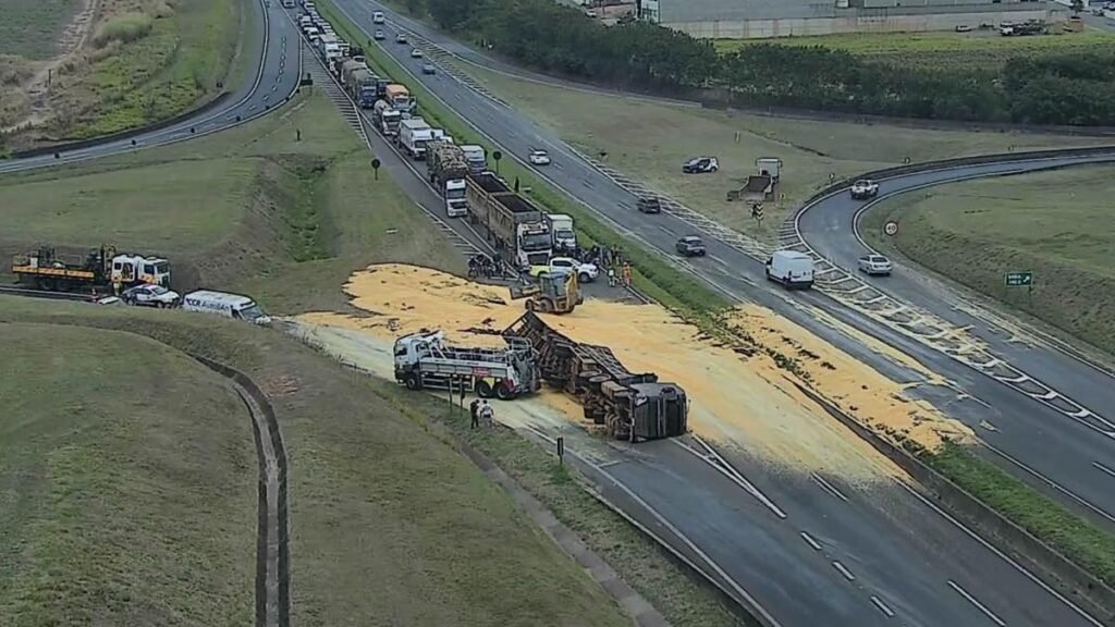 Carreta carregada de milho tomba na SP-304 em Santa Bárbara d’Oeste