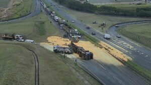 Carreta carregada de milho tomba na SP-304 em Santa Bárbara d’Oeste