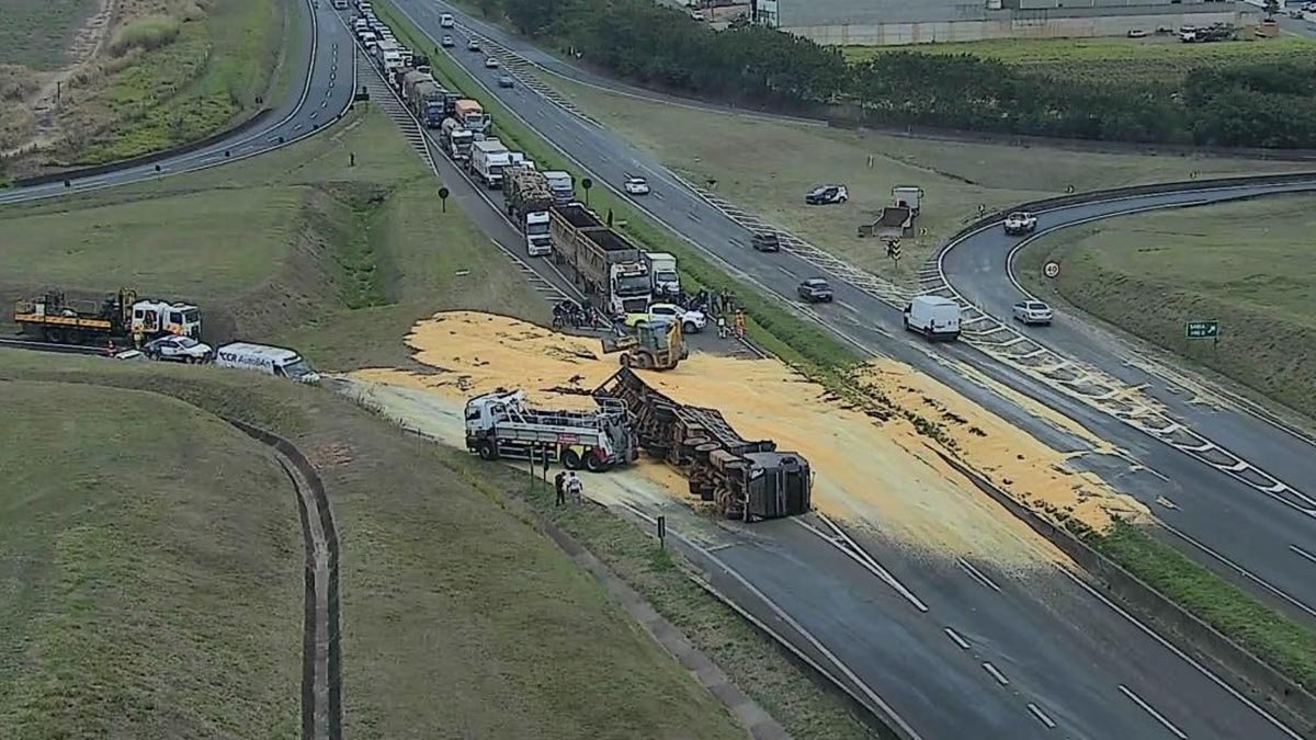 Carreta carregada de milho tomba na SP-304 em Santa Bárbara d’Oeste