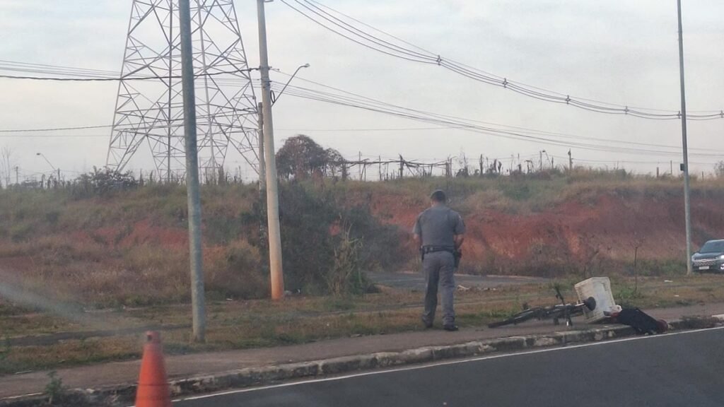 Colisão entre bicicleta e moto deixa dois feridos na Avenida São Paulo em Santa Bárbara