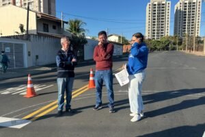 Fernando da Farmácia acompanha implantação de rotatória em cruzamento no Jardim São José