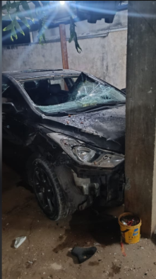 Homem é preso por bater carro na própria casa após esposa negar relações sexuais