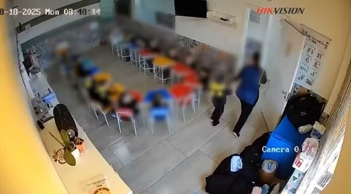 Professora é demitida por justa causa após agredir criança de 4 anos com livros