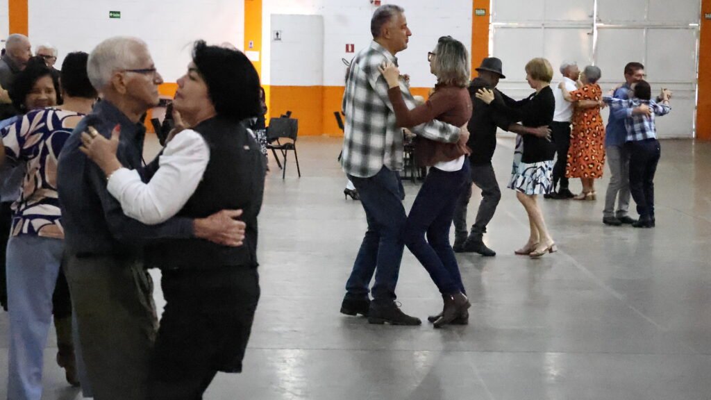 Baile da Melhor Idade volta ao CIVI nesta quarta-feira com edição da Feira Criativa