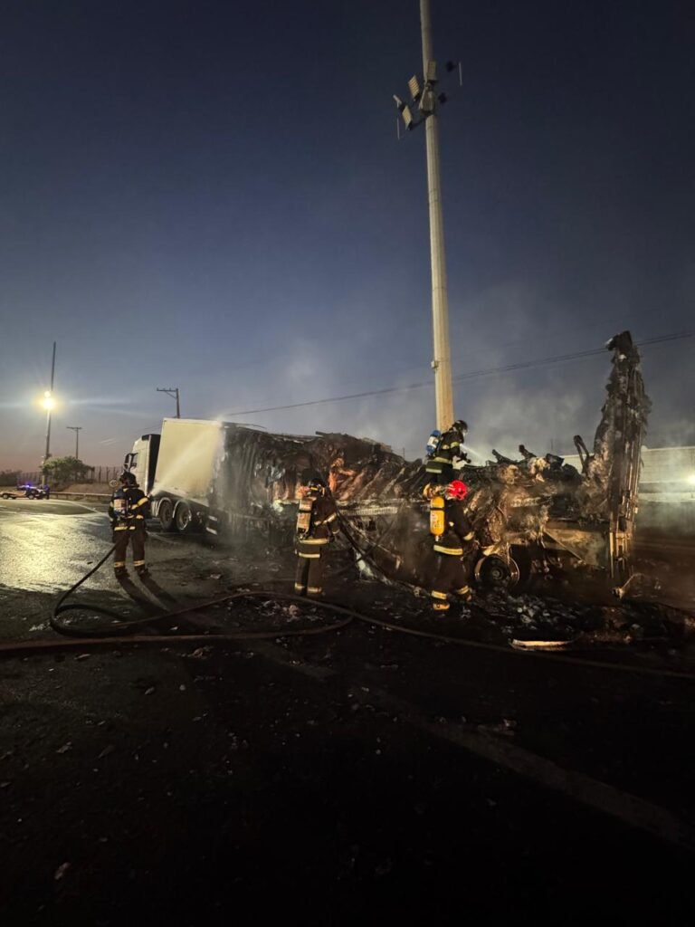 Caminhão carregado com carne pega fogo na Anhanguera em Nova Odessa