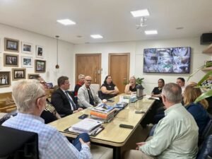 Prefeito Chico reitera defesa da jornada de 30h em reunião com enfermagem de Americana