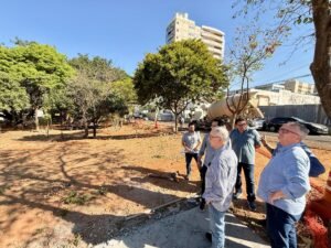 Prefeito Chico vistoria obras de revitalização da Praça Caetano Cecchino