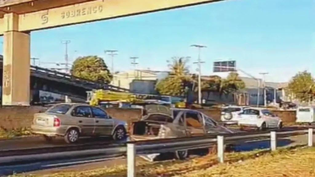 Automóvel capota após colisão com caminhão em Americana