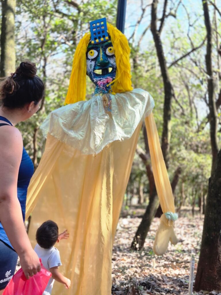 Bonecos criados por estudantes de Americana são expostos no Jardim Botânico até domingo