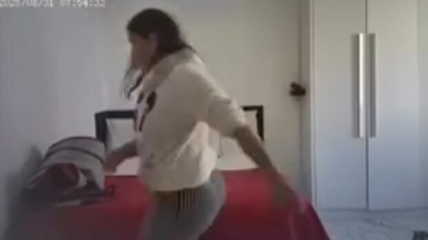 Mãe é flagrada agredindo filha de dois anos por câmeras escondidas