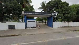 Criança de 2 anos morre após convulsão e corpo fica 24h no sofá da casa