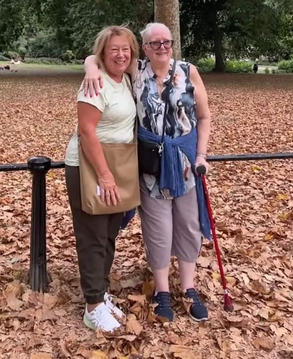 Amigas que só se conheciam por troca de cartas e e-mails finalmente se encontram na vida real após 51 anos