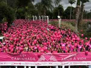 Caminhada do Rosa do Bem reúne 10 mil pessoas na Avenida Brasil