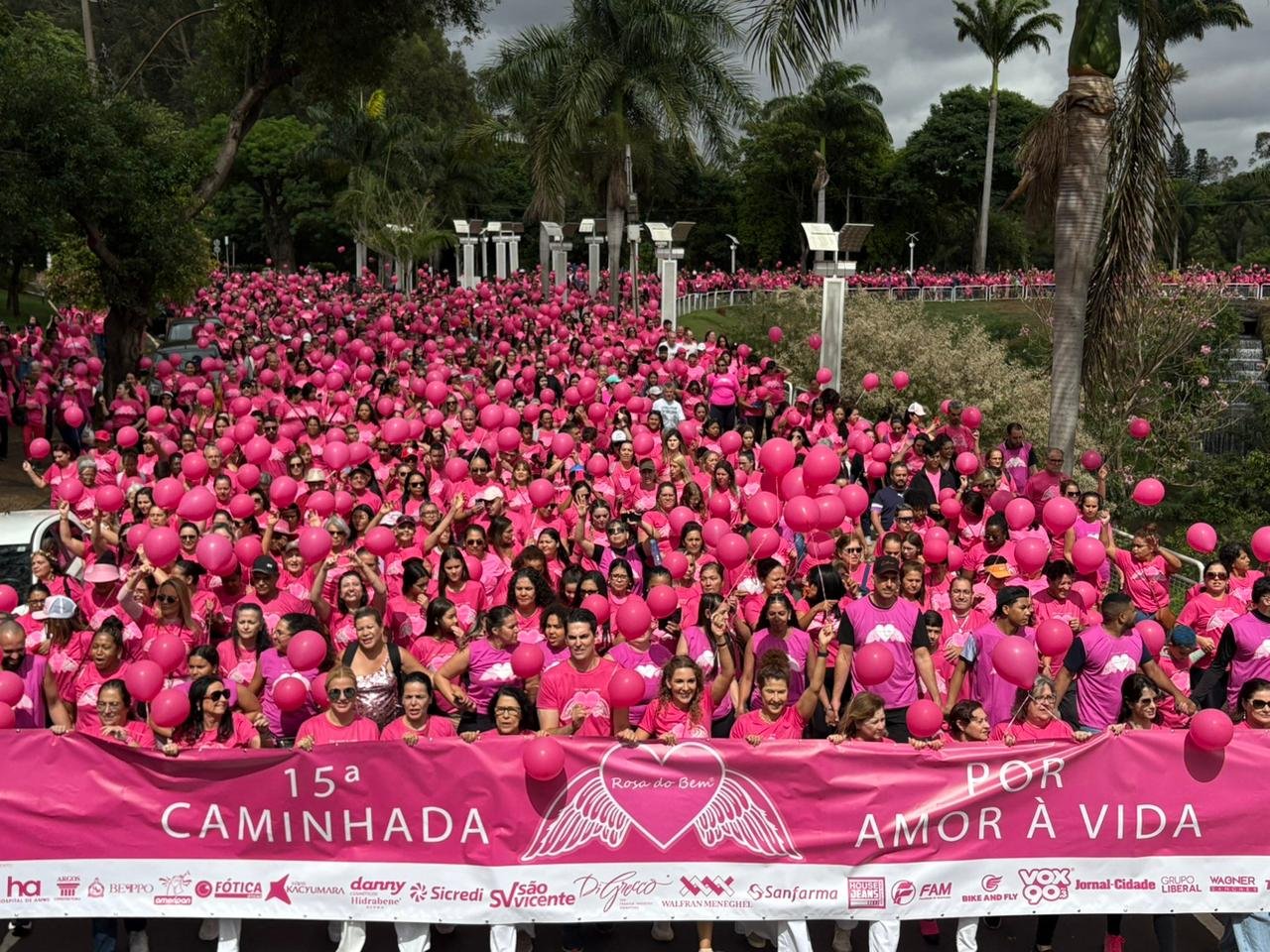Caminhada do Rosa do Bem reúne 10 mil pessoas na Avenida Brasil