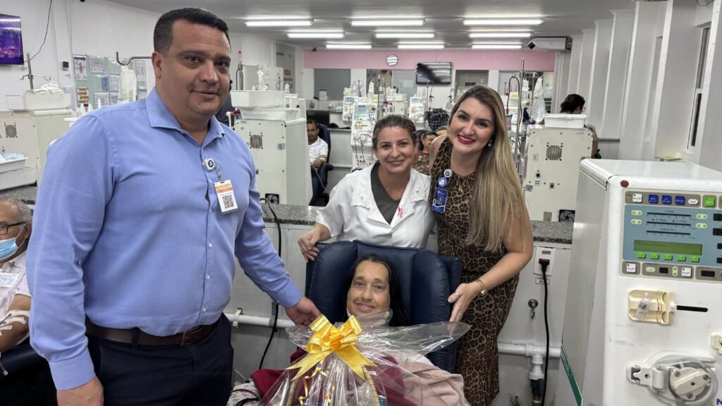 Hospital Municipal homenageia paciente há 30 anos em tratamento na hemodiálise