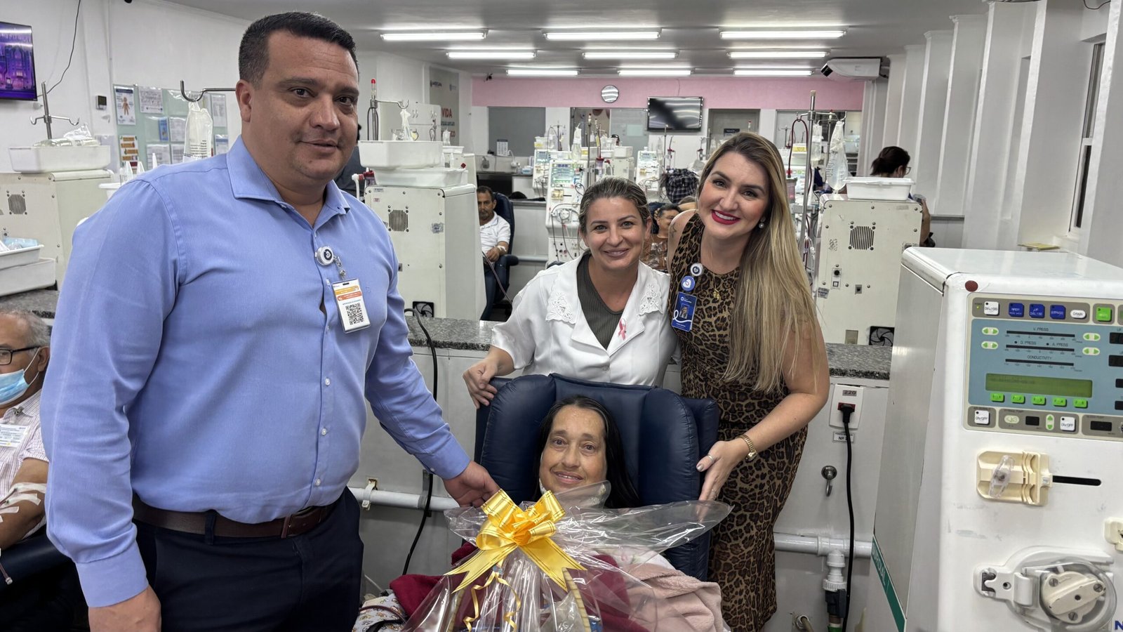 Hospital Municipal homenageia paciente há 30 anos em tratamento na hemodiálise