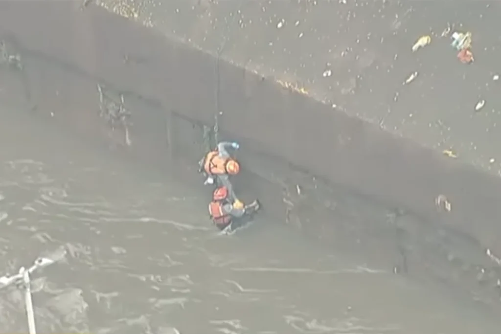 Mulher cai em rio no centro de São Paulo e é resgatada pelos Bombeiros