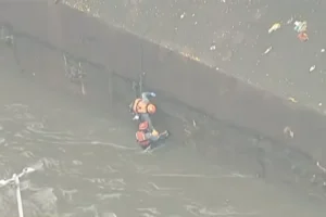Mulher cai em rio no centro de São Paulo e é resgatada pelos Bombeiros