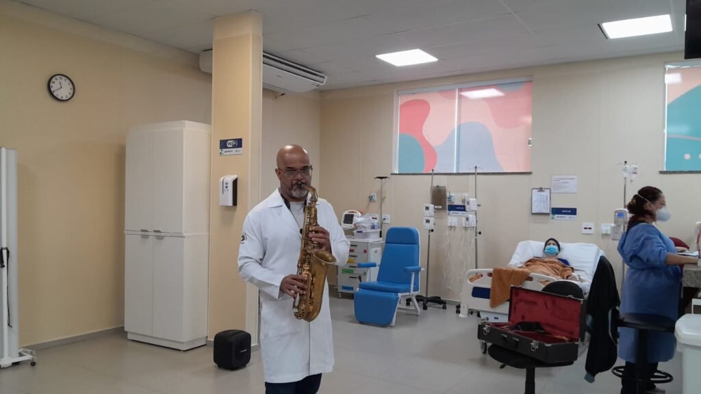 Música leva emoção e acolhimento à Unacon com apresentação de saxofonista