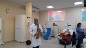 Música leva emoção e acolhimento à Unacon com apresentação de saxofonista